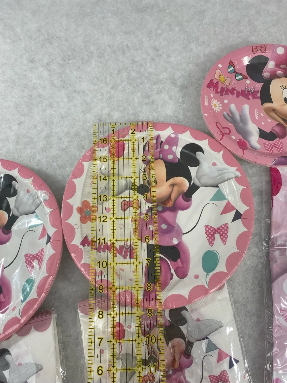 Disney Minnie Mouse Pink Party Tableware Set